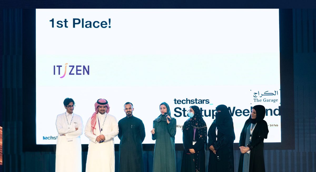فريق إتزن على المسرح بعد الفوز بالمركز الأول في Startup Weekend الرياض